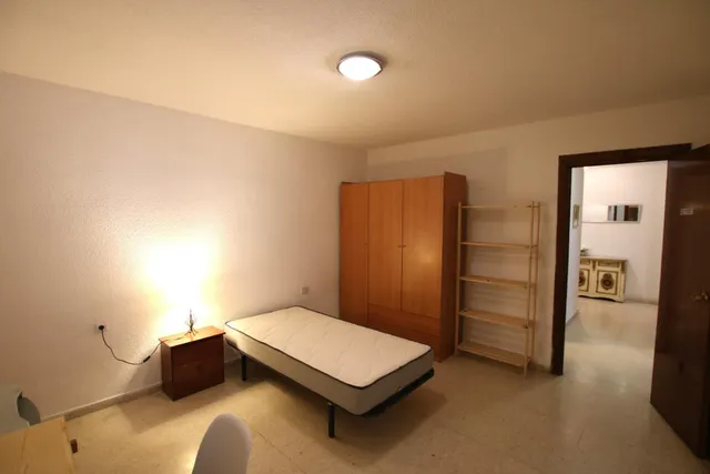 Traumatología (zona). Piso amueblado. 4 dormitorios .2 baños. Estudiantes. Calefacción central — 14