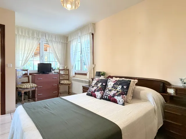 Casa con cuatro dormitorios, terrazas y amplio garaje en Oleiros — 17