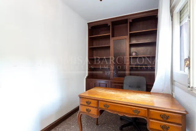 PISO CON MUCHAS POSIBILIDADES EN PLAZA CATALANA — 27