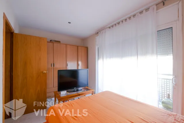 Casa adosada de tres plantas con jardín, terrazas y espacio tipo loft en garaje — 28
