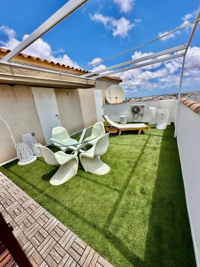 Atico con solarium privado en Punta Prima - foto 2