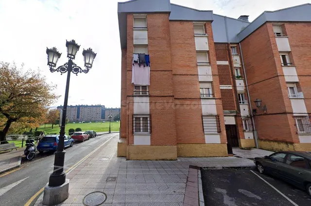 Se vende piso OKUPADO en Oviedo (Asturias).