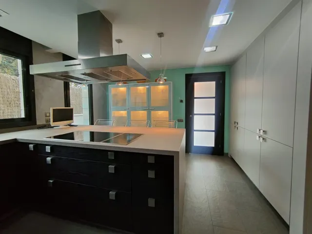 Exclusiva villa de lujo en Ciutat Diagonal, Esplugues de Llobregat, con vistas panorámicas a Barcelona y al mar — 42