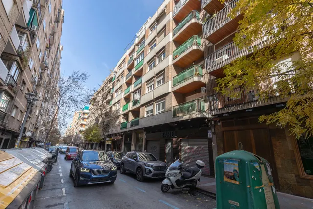 Piso en venta en pleno centro de Granada – Planta alta, garaje y gran potencial de reforma — 50