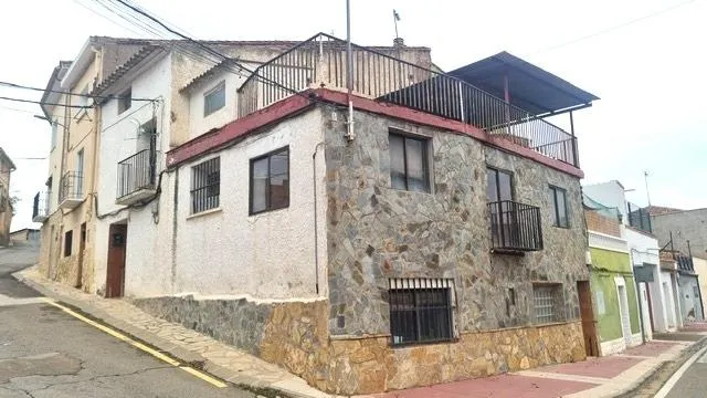 Casa en venta en Aguarón. — 28