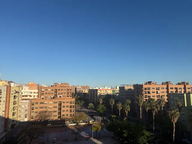 EXCELENTE ZONA, PISO TOTALMENTE EXTERIOR CON LA MEJOR ORIENTACION- ESTE, MUY LUMINOSO, 7º PISO, BUENA FINCA CARAVISTA. — 12