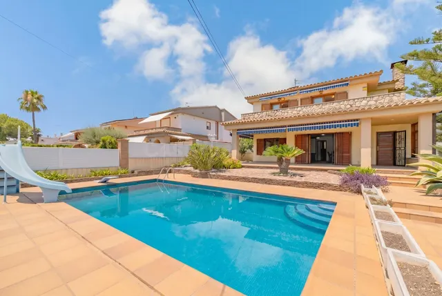 Villa independiente con piscina privada a 300 metros del mar