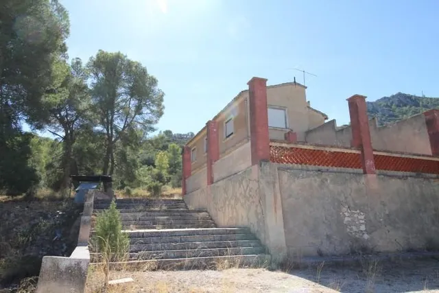 IMPRESIONANTE FINCA DE 30 HECTÁREAS CON TERRENO CULTIVABLE Y VISTAS PANORÁMICAS A VILLENA — 41