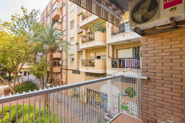 Amplio y Luminoso Piso en el Corazón del Barrio del Carmen - - foto 2