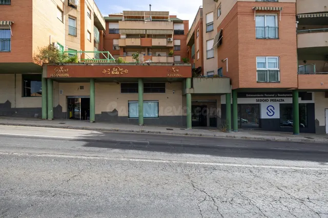 Espectacular local comercial en Nuevo Acceso a la Alhambra, 