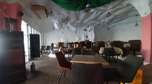 se vende restaurante, equipado a 50 de la playa. Terraza cerrada. — 4