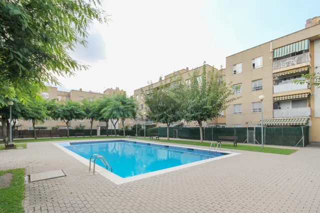 VIVIENDA EN FINCA SEMINUEVA CON PISCINA. AMPLIO BALCÓN Y VISTAS DESPEJADAS. — 34