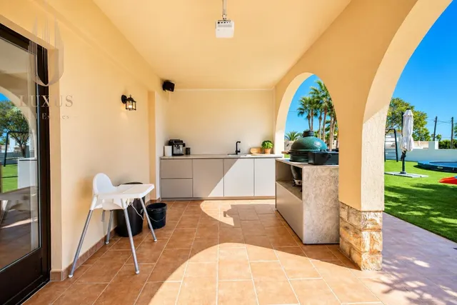 VILLA MEDITERRÁNEA CON GRAN PARCELA, PISCINA Y ESPACIO PARA TODA LA FAMILIA ☀️ — 11