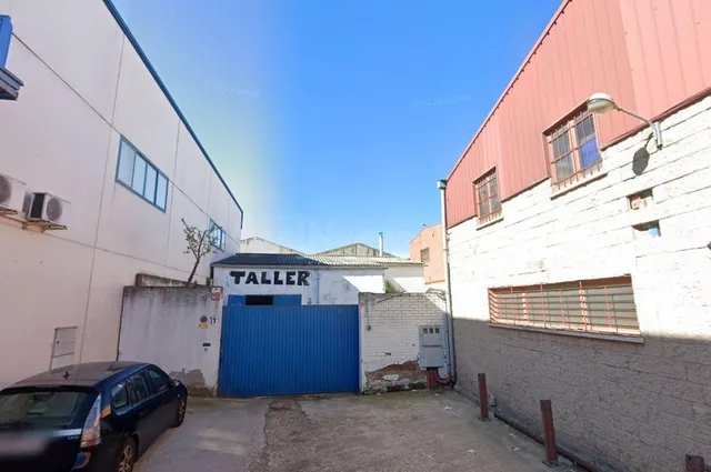 SE VENDE NAVE INDUSTRIAL OKUPADA en Calle Del Nogal Nº 14 Hu