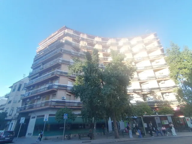 IMPRESIONANTE VIVIENDA EXTERIOR EN PLENA PLAZA DE COSTASOL - foto 3