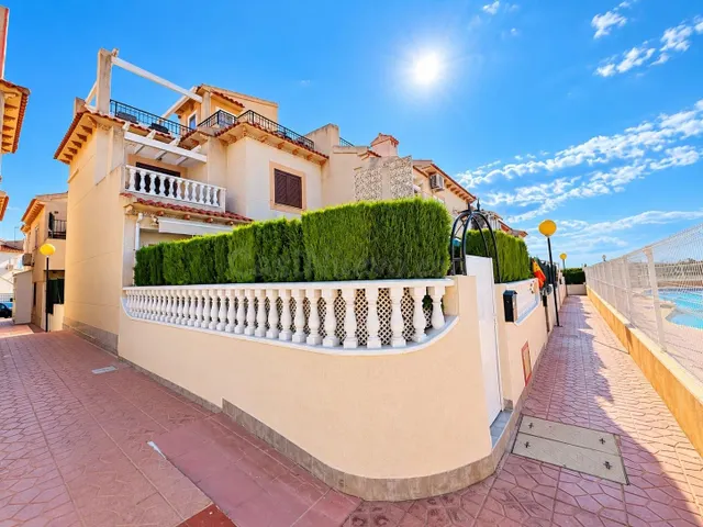 Vivienda en planta baja con dos terrazas frente a la piscina - foto 2