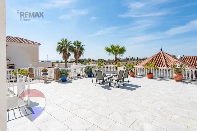 VILLA INDEPENDIENTE CON PISCINA, GRANDES TERRAZAS Y VISTAS AL MAR EN BENAJARAFE — 13