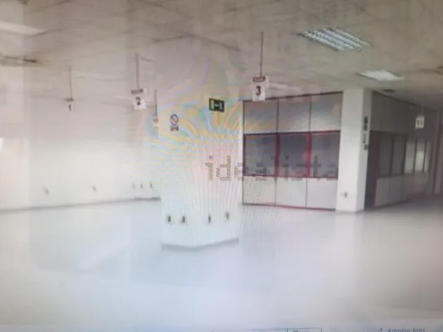 Local comercial a dos calles de entidad bancaria — 8