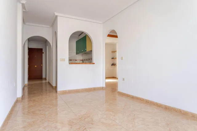 Ático de 2 dormitorios con piscina comunitaria en el corazón - foto 4