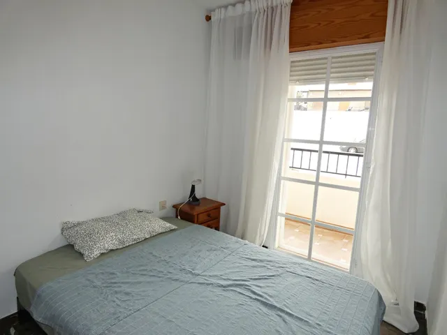 GRAN PISAZO AL LADO DEL MAR — 16