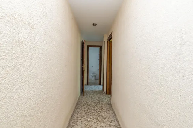 Piso en esquina con terraza y vistas a Plaza Mariana Pineda, Granada — 32