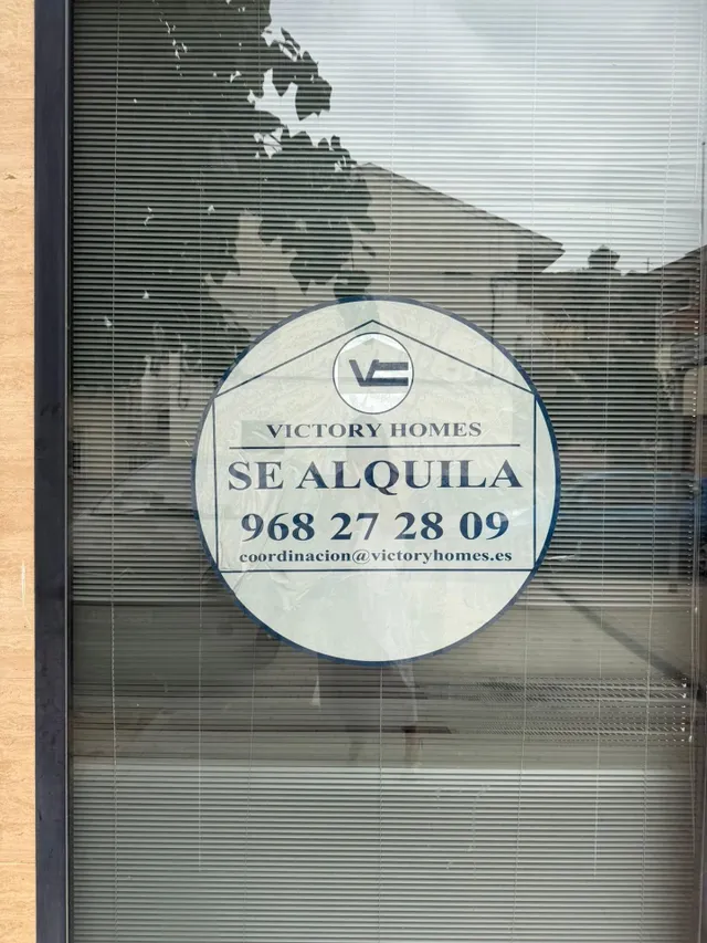 Local comercial de 111 m2 con gran potencial en El Campillo  - foto 3