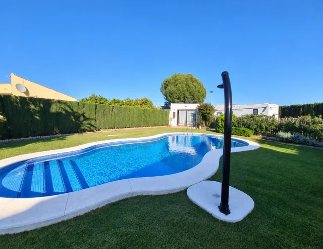 CHALET INDEPENDIENDIENTE EN PARCELA DE 1.450 M2, PISCINA Y AMPLIAS ZONAS EXTERIORES — 24