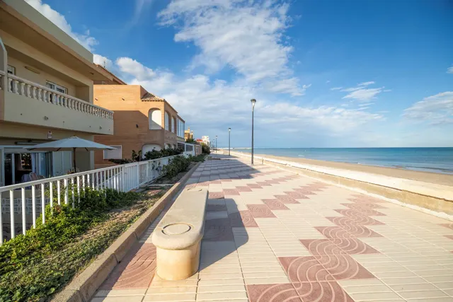 EXCLUSIVA FRENTE AL MAR CON TERRAZAS, LUZ CRUZADA Y CUATRO DORMITORIOS –  PRIMERA LÍNEA DE MAR Y GARAJE. — 18