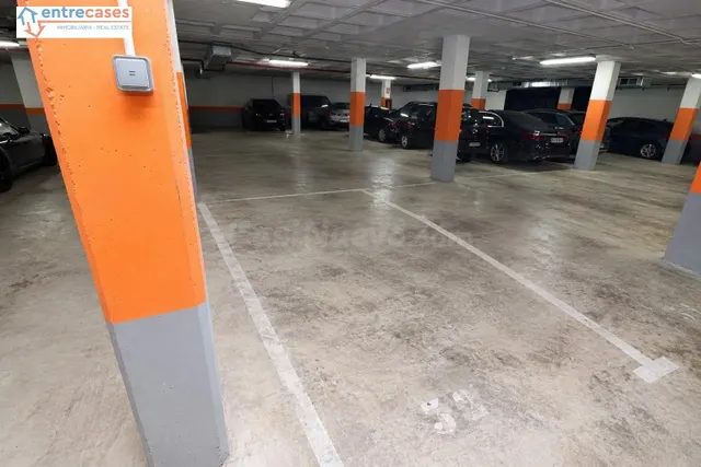 VENTA PLAZA DE GARAJE EN ZONA PERIODISTA AZZATI - foto 2