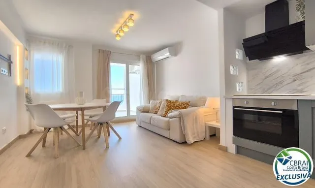 Apartamento en Primera Línea de Mar, Reformado, con Terraza 