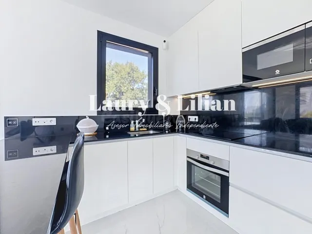 Casa moderna de 3 dormitorios y 2 baños con garaje - foto 2
