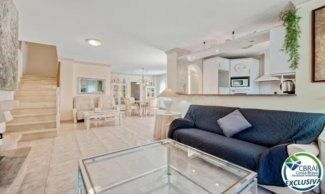 MAS NOU Amplia casa con 5 dormitorios, garaje privado, jardí - foto 4