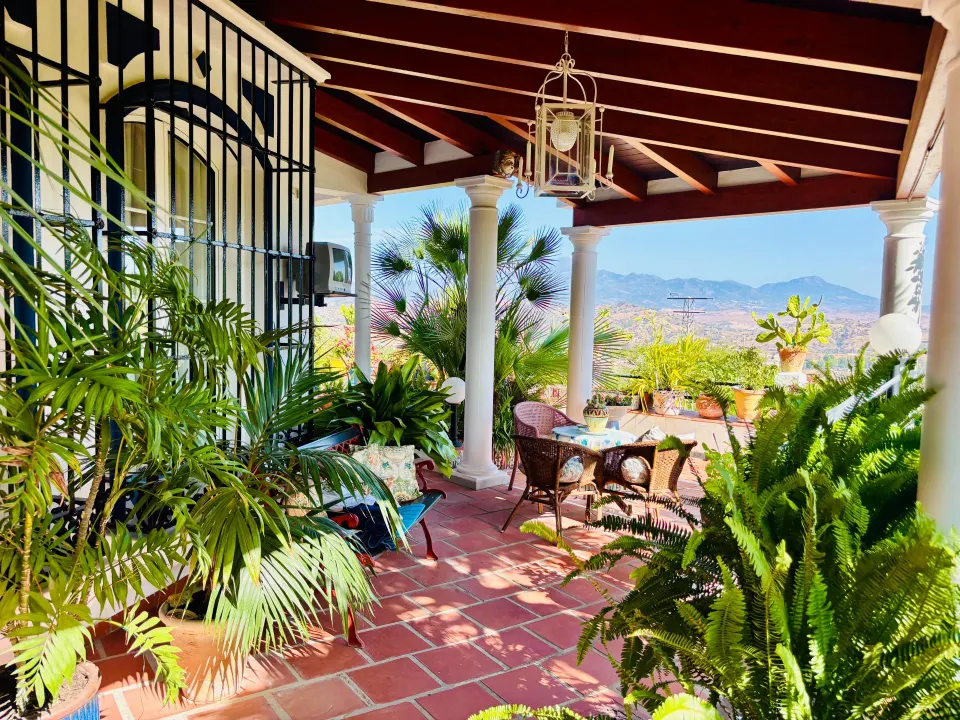 Encantadora casa en venta en Coín – ¡Una joya única con espectaculares vistas!