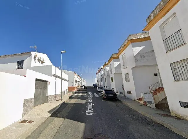 SE VENDE casa adosada OKUPA en C Parroco Domingo V Leon 4 de - foto 2