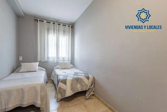 Chalet independiente con pozo propio y placas solares — 27