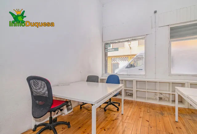 Local comercial de 87 m2 junto a calle Obispo Hurtado. Con doble altura. — 18