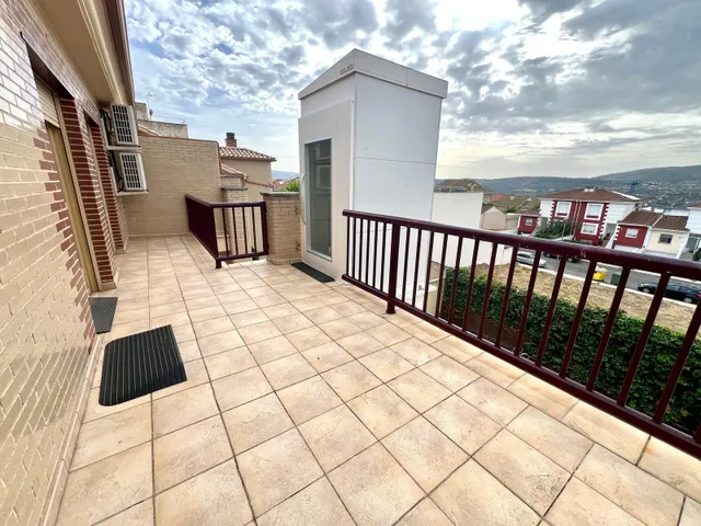 EXCLUSIVA CASA ADOSADA CON ASCENSOR Y PISCINA EN CIUDAD JARDIN — 44