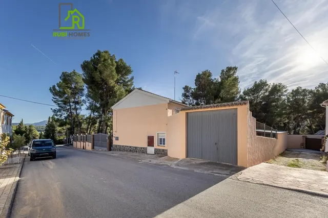 Amplia casa independiente de seis dormitorios a un paso del  - foto 4