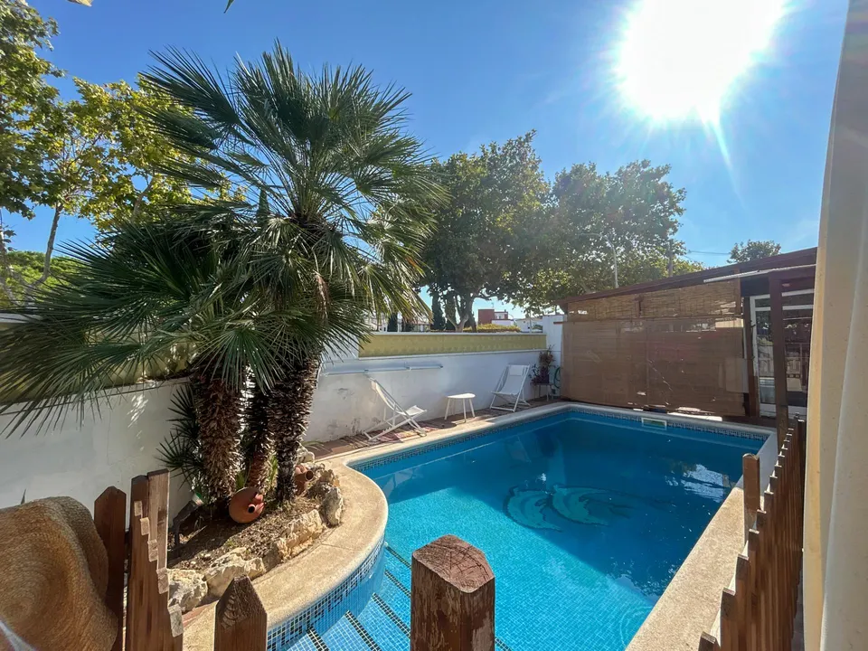 Chalet esquinero con apartamento independiente y piscina en Sant Pere de Ribes