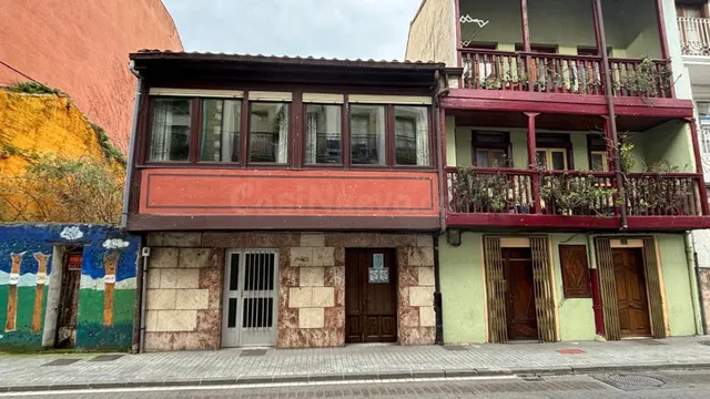 CASA CON TERRENO EN EL CENTRO DE AMPUERO