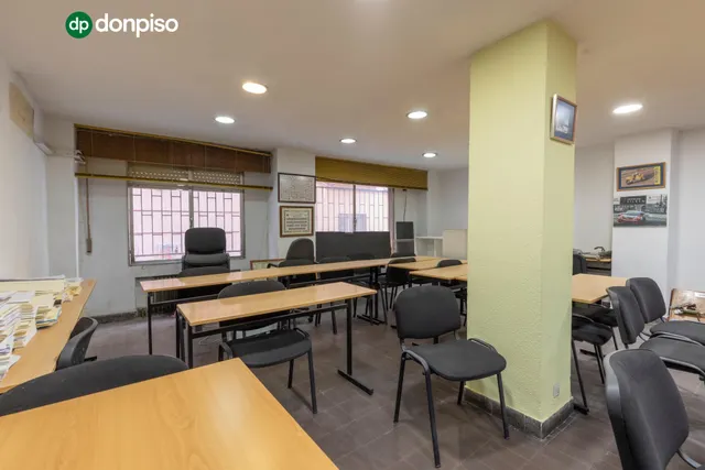 LOCAL COMERCIAL JUNTO A ÁNGEL GANIVET | ESPACIO Y UBICACIÓN. — 8