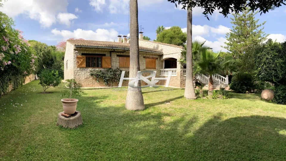 Sensacional villa en urbanización Santa Bárbara. / HH Asesores inmobiliarios.