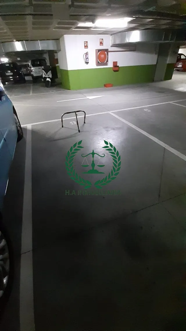 SE VENDE PLAZA DE GARAJE EN ZONA DE OFICINAS — 5