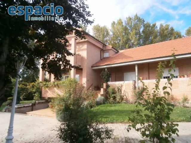 VENTA CHALET EN CARRACEDELO — 2