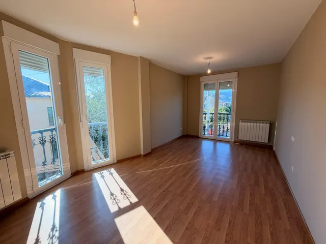VENTA: Amplio Chalet en la Exclusiva Zona de Compostilla. — 17