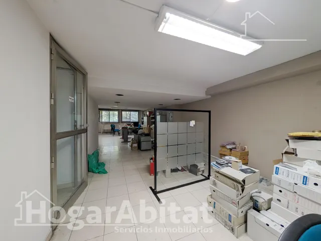 AMPLIO LOCA COMERCIAL CON MUCHAS POSIBILIDADES — 13