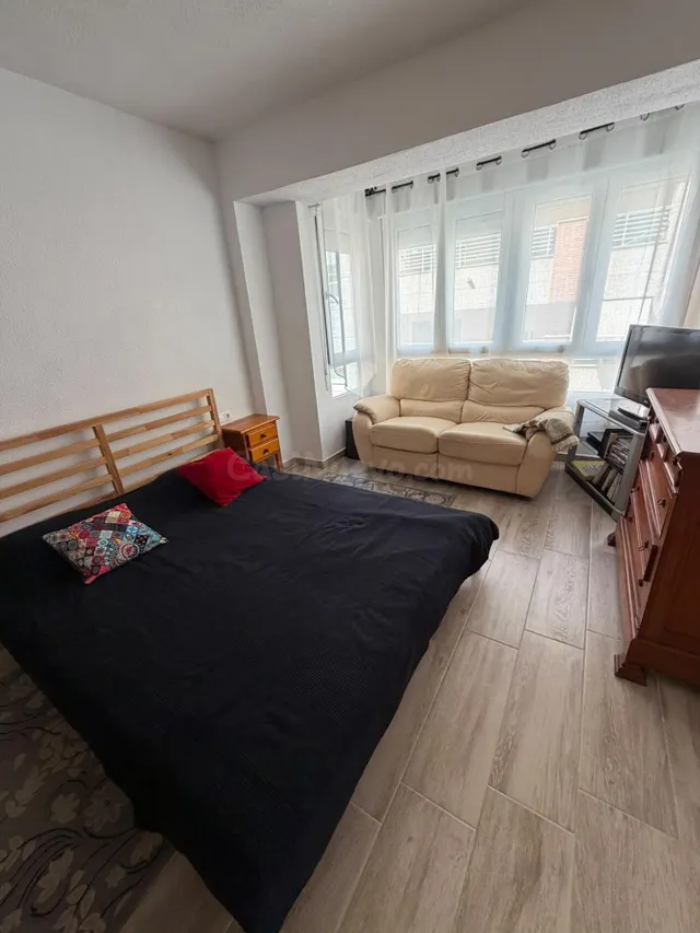 Apartamento reformado con terraza, Alicante, Torrevieja. 3 habitaciones, 100 m2, 90 metros del mar — 3