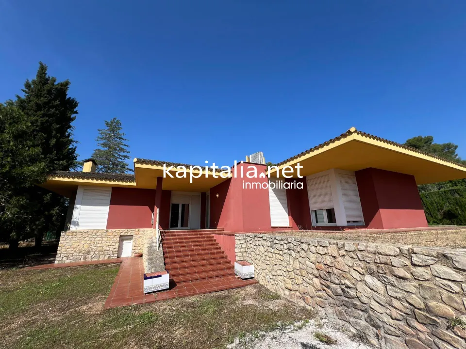Fantástico chalet a la venta en Ontinyent , zona la Solana .