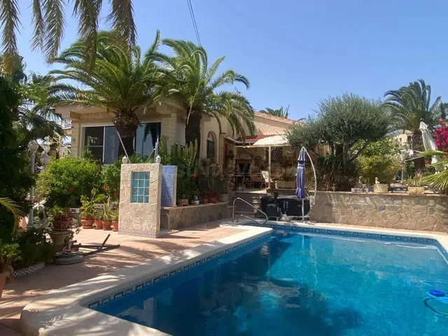 Chalet independiente de planta única con piscina privada, pl