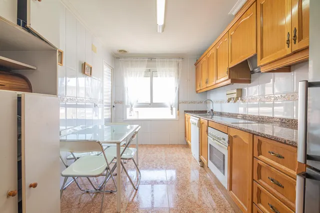 Luminoso piso exterior a esquina de 90 m2 con balcón, garaje y vistas despejadas en avenida de Alicante (vpo) — 12